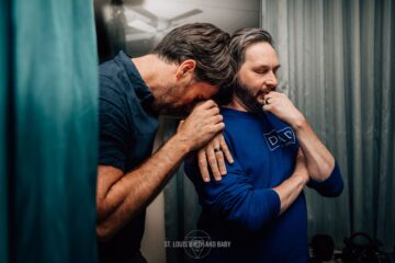 Twee mannen die wachten op de geboorte van hun kind.