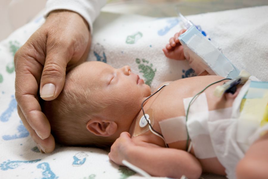 Een afbeelding van een te vroeg geboren baby die misschien in een kunstbaarmoeder heeft gezeten.
