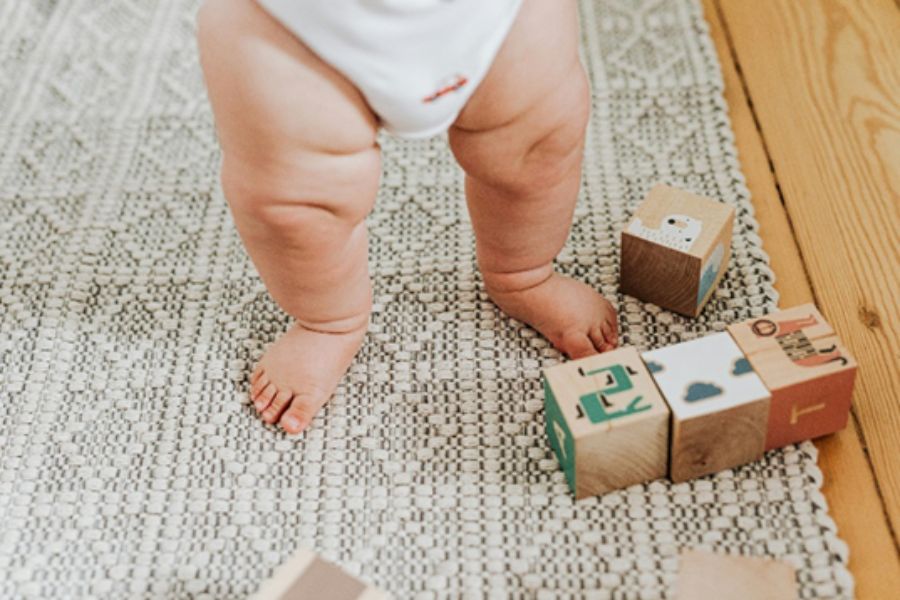 Een afbeelding van een baby die aan het bewegen is.