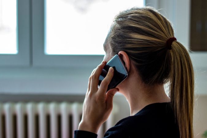 Vrouw belt naar Veilig Thuis voor advies over haar situatie
