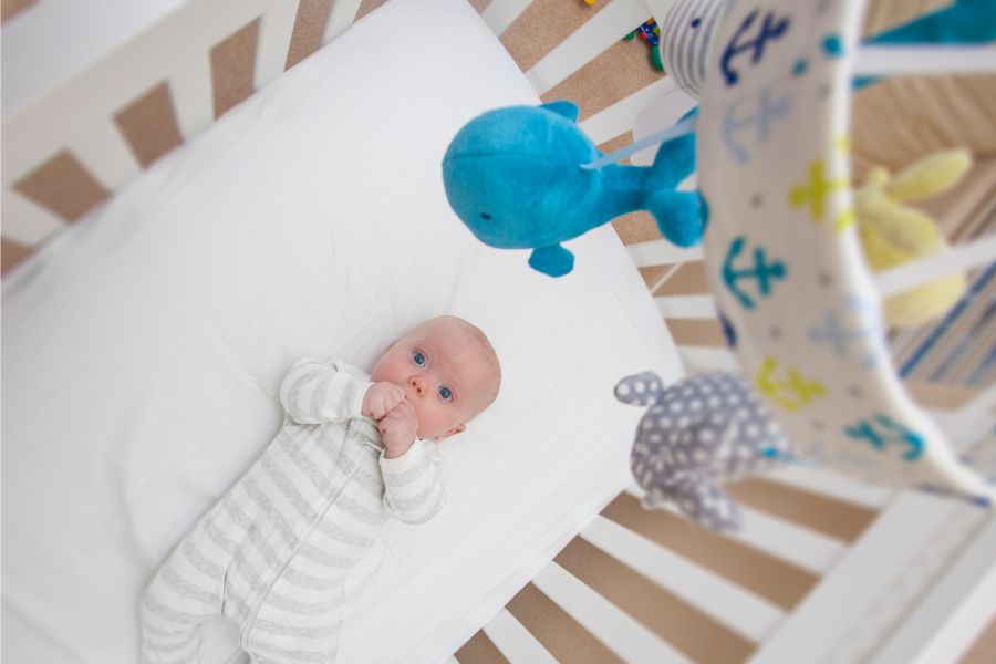 Baby in een ledikant