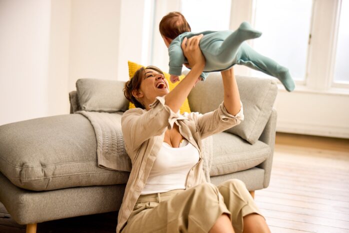 Vrouw met kindje en een borstkolf van medela