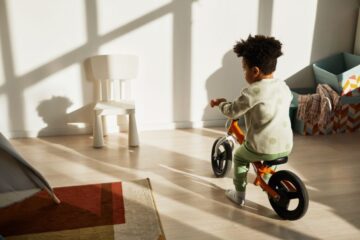 Jongetje rijdt rond op zijn loopfiets