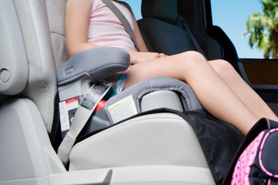 Meisje zit op de Beste Autozitverhoger