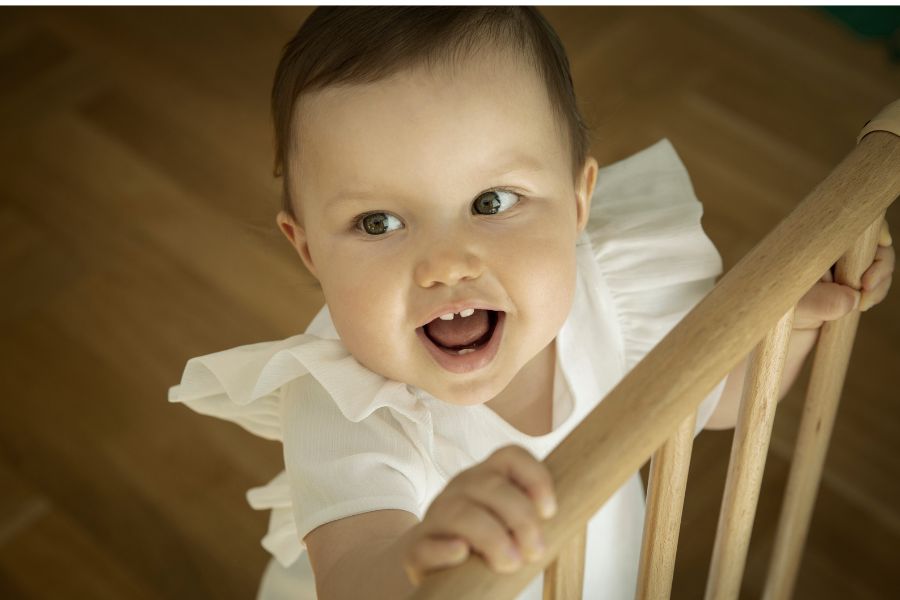 Meisje zit in de beste babybox