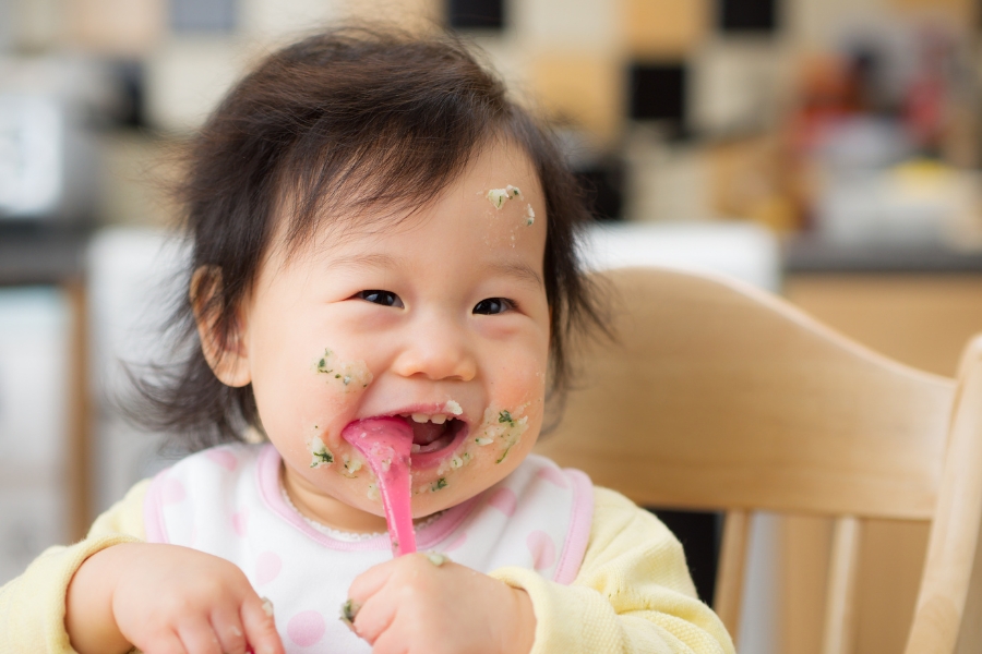 Meisje eet maaltijd gemaakt door de beste babyvoedingmaker