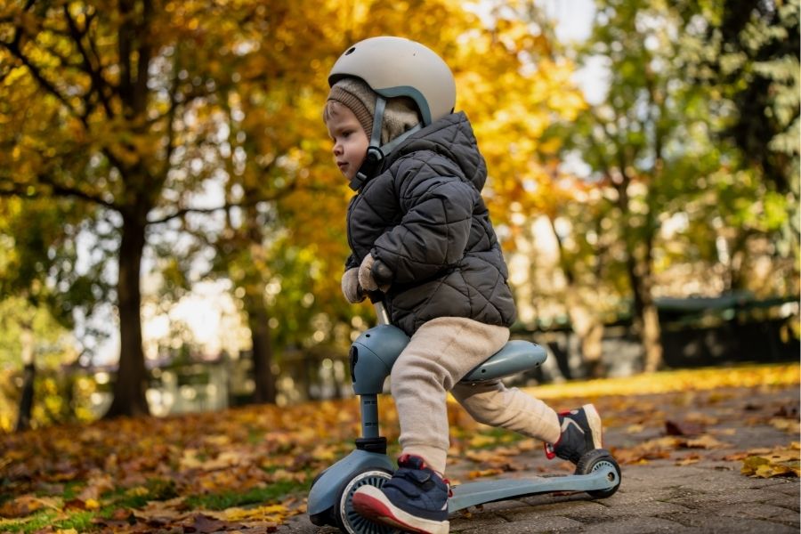 Jongetje rijdt rondt op Beste driewieler