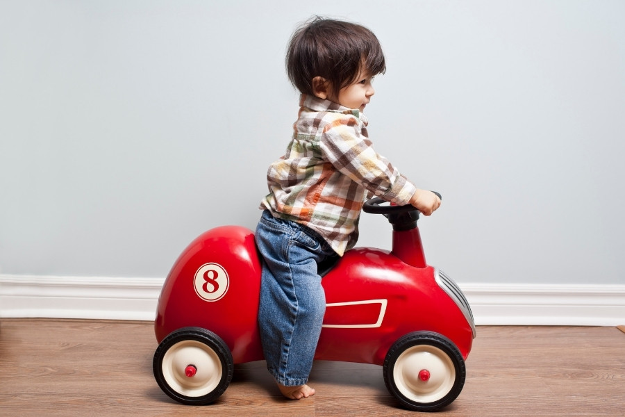 Jongetje zit op Beste loopauto