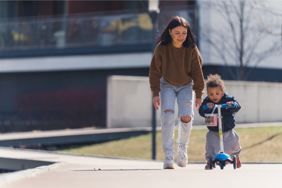 Kindje rijdt op beste stepje