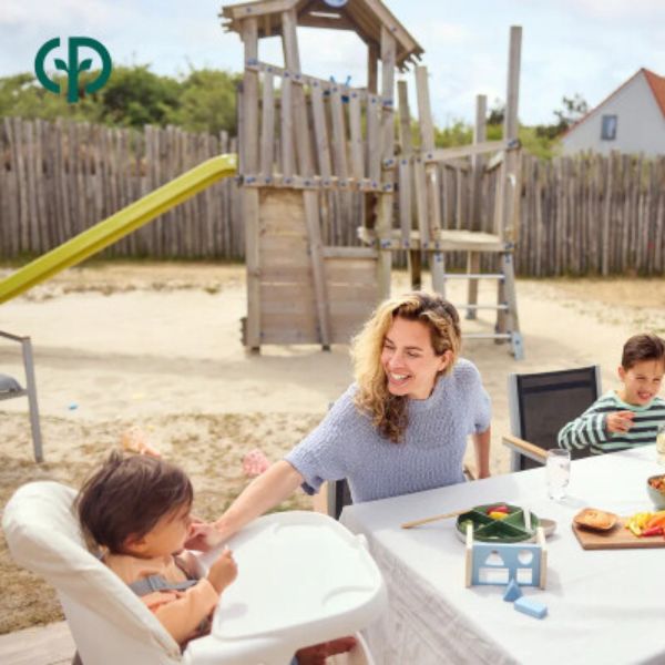 Foto van een moeder en kind op een babyvriendelijke vakantie