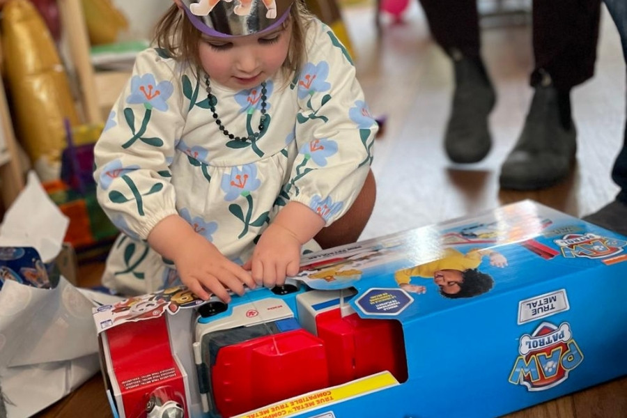 meisje speelt met Paw patrol speelgoed