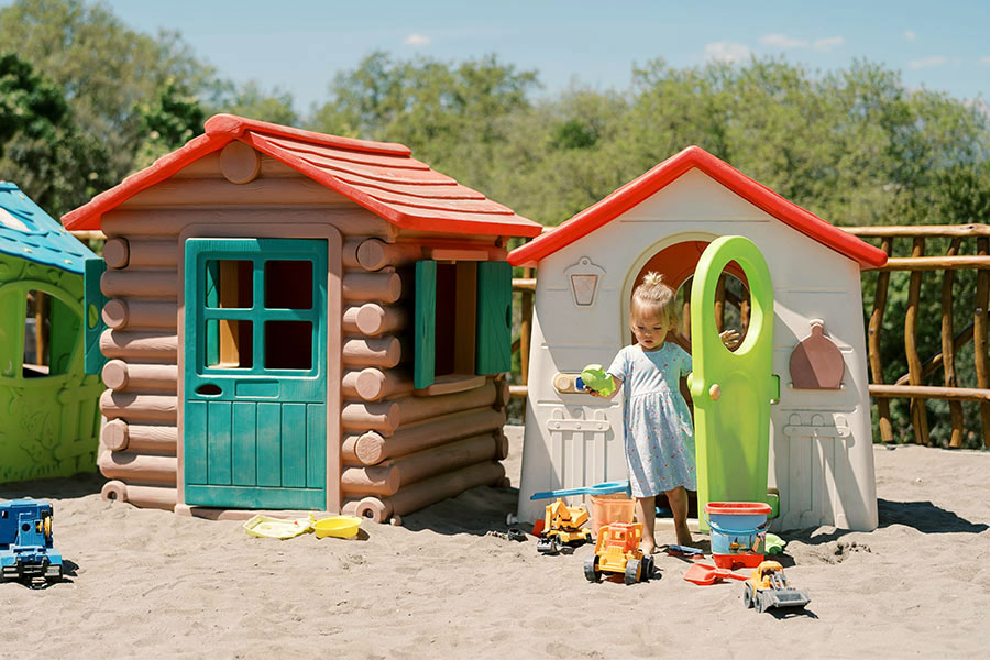 Meisje speelt met beste buitenspeelhuisjes