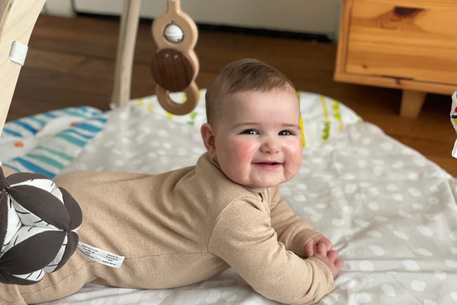 Baby speelt met de beste babygym