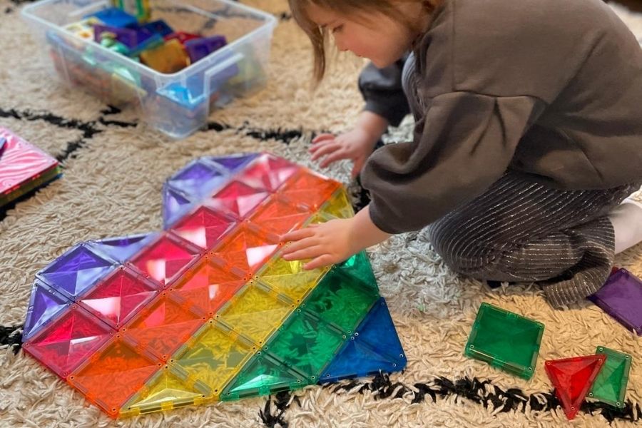 Kindje speelt met magnetische tegels