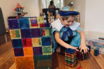 Jongetje pietje speelt met vier cadeautjesregel