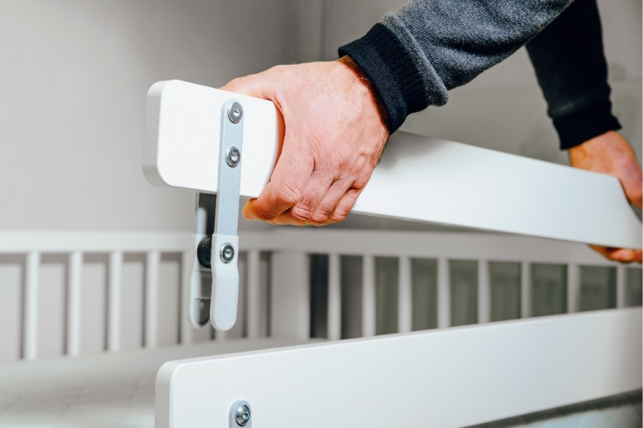 Vader plaatst het beste bedhekje