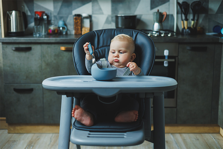 Kindje zit op de beste stoelverhoger