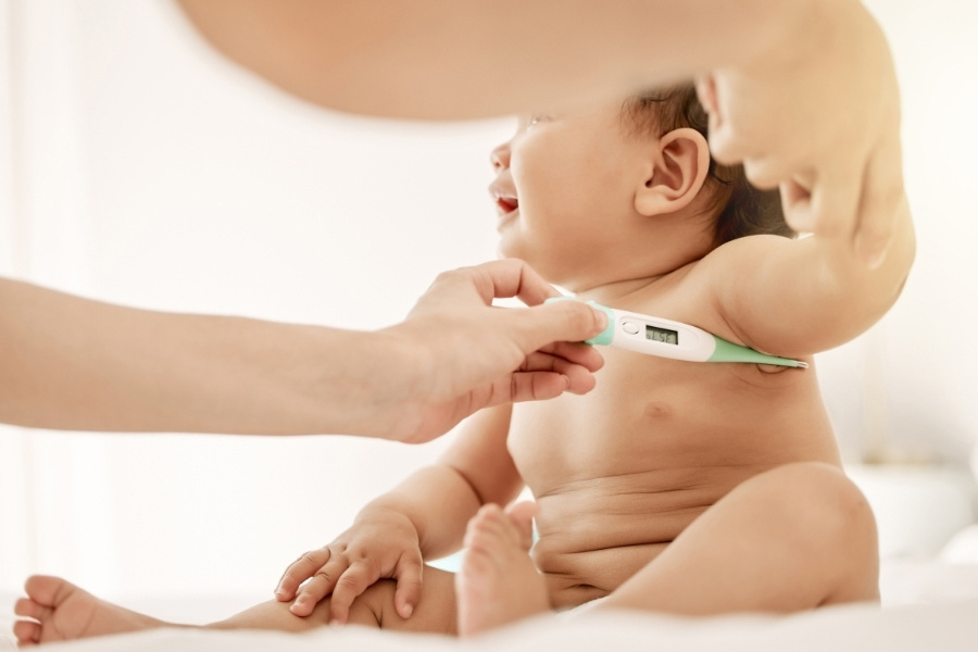 Koorts wordt bij baby gemeten met de beste thermometer