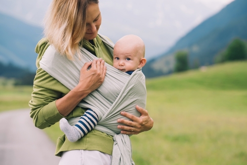 Moeder draagt baby in beste draagdoek
