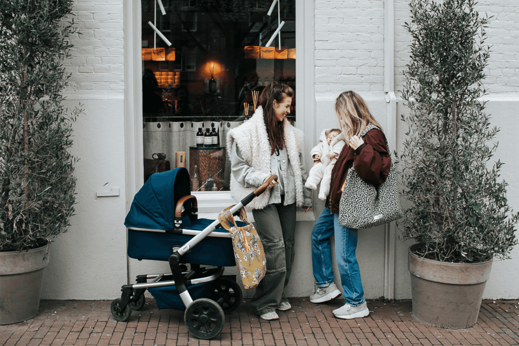 Twee dames met luiertas