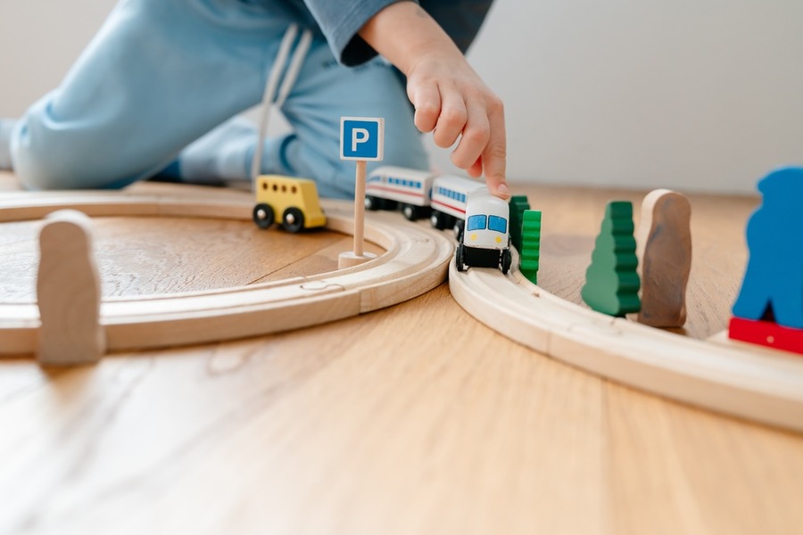 Kind speelt met treinbaan