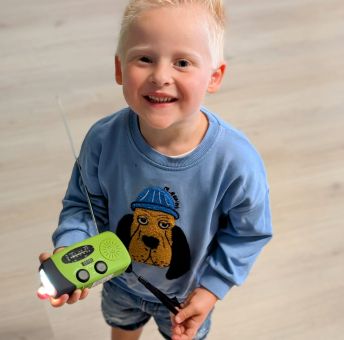 Jongetje laat noodradio uit het noodpakket zien
