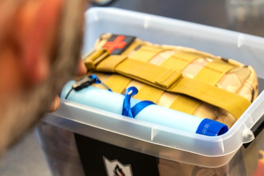 Noodpakket voor een gezin, een vader kijkt ernaar