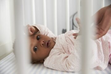 baby ligt in bedje en heeft last van zesde ziekte