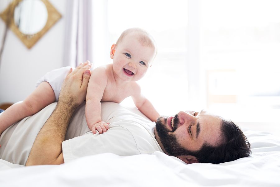 Vader knuffelt met baby, die zorgt voor extra kosten gas, water en licht