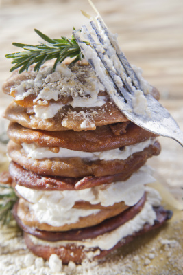 Blinitorentjes met geitenkaas en honing