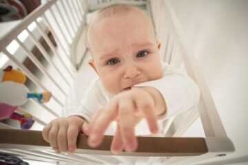 baby met verlatingsangst huilt