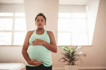zwangere vrouw doet ademhalingsoefeningen