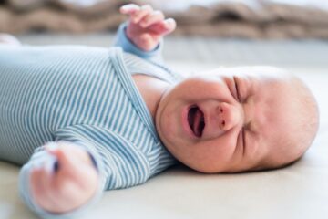 baby huilt door koortslip