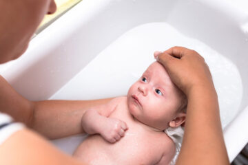 Baby met berg waarbij haren gewassen worden