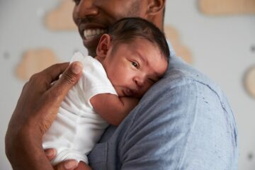 vader met pasgeboren baby tijdens vaderschapsverlof