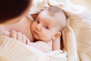 Baby'tje bij moeder om toeschietreflex op te wekken