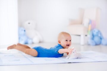 Baby bezig met overgangsreflex: Landaureflex