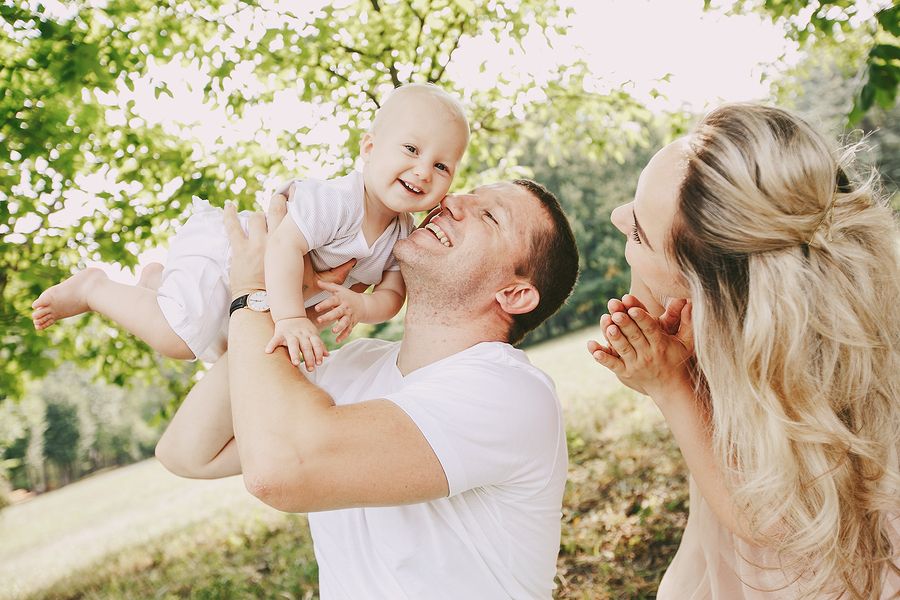 gelukkig-gezin-wil-sparen-voor-hun-baby