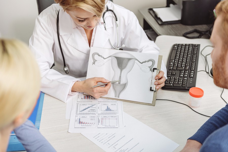 dokter vertelt stel dat zwanger wil worden over vruchtbaarheidsbehandelingen