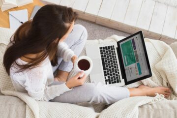 vrouw berekent uitgerekende datum