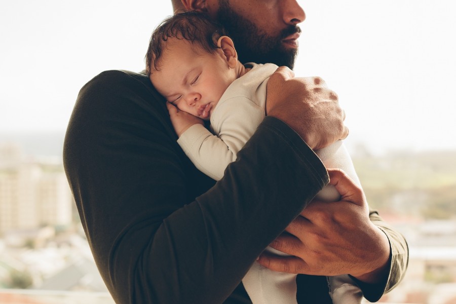 papa troost baby met babykwaaltjes