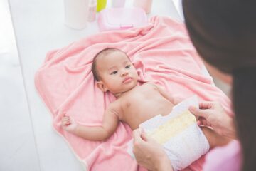 Moeder is gaat de luier verschonen van haar baby
