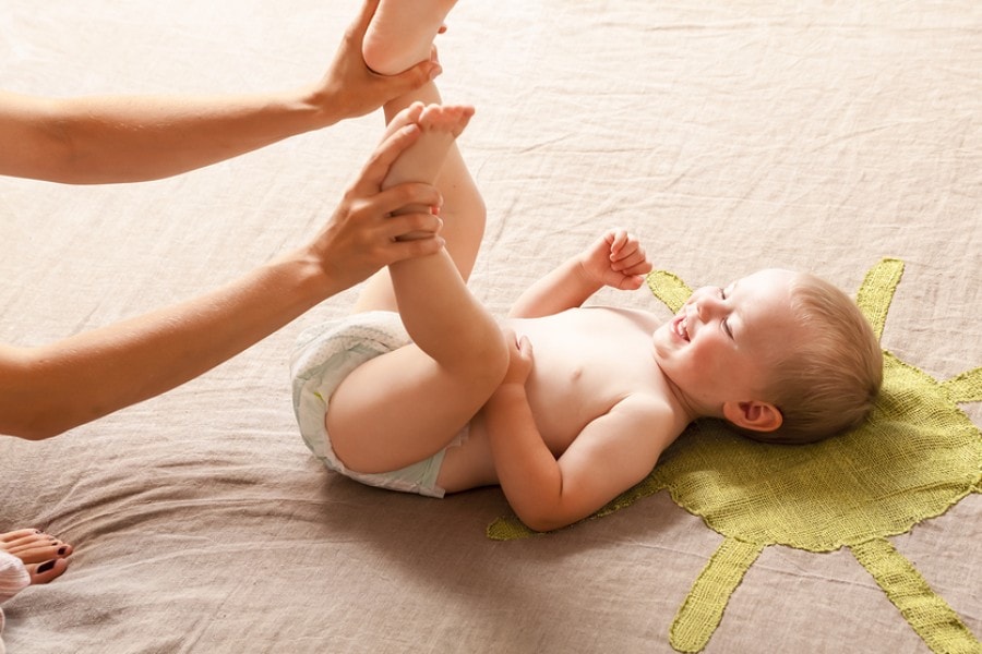 Baby met pampers luier