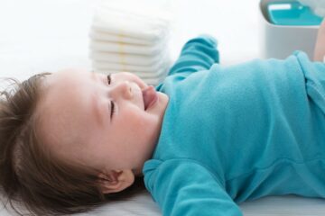 Baby met luierbroekje