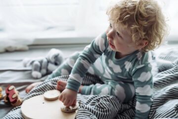 Peuter speelt op zijn peuterbed