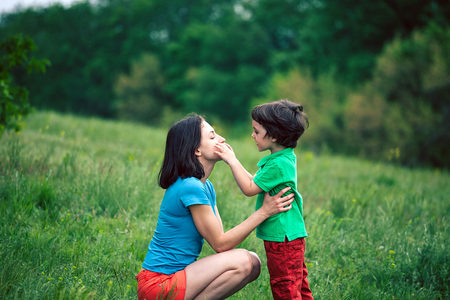 Stotterende peuter communiceert met moeder