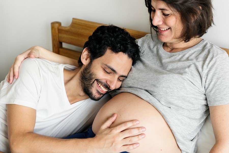 Zwanger stel bedenkt babynamen voor hun baby