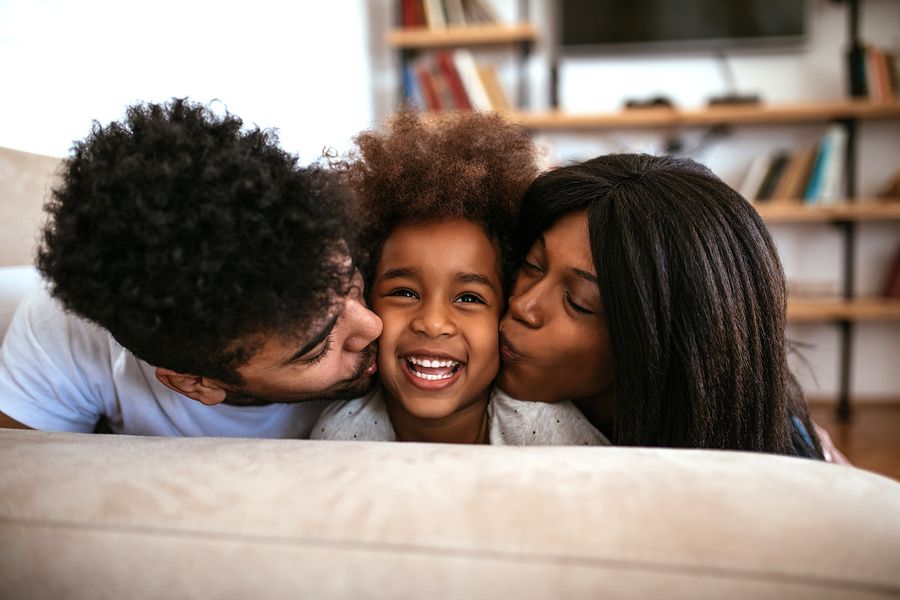 belonen, ouders knuffelen peuter