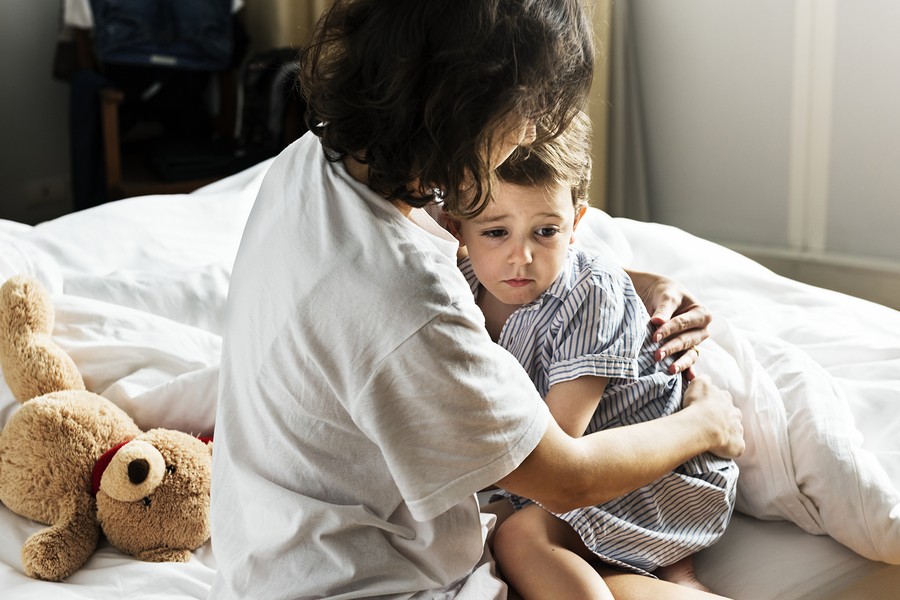 Peuter met slaapproblemen wordt getroost door moeder