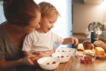 Moeder en peuter maken gezond ontbijt samen